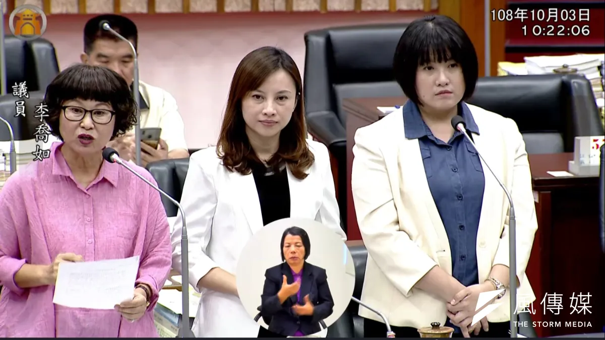 民進黨高雄市議員李喬如(左)、李雅慧(中)、鄭孟洳(右)向青年局長林鼎超提出聯合質詢。(圖/高雄市議會民進黨團提供)