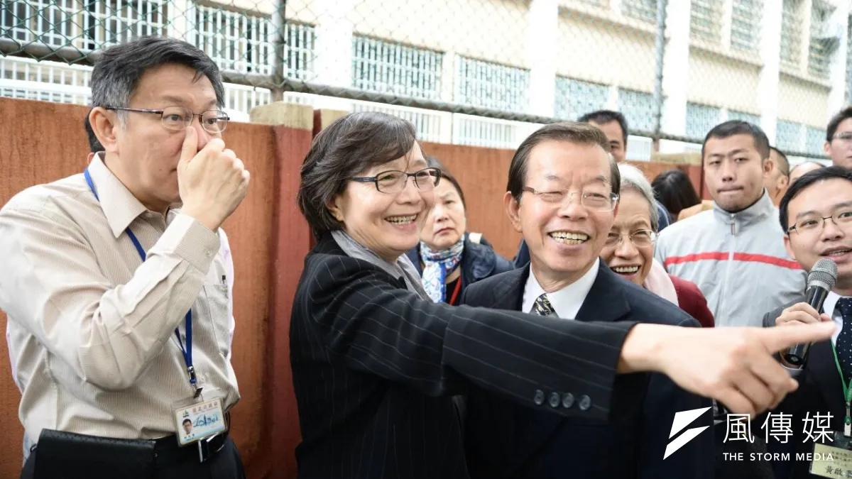 台北市長柯文哲、民進黨中常委謝長廷及鄭南榕遺孀葉菊蘭參觀自由巷特展開幕,圖為葉菊蘭看到當年和謝長廷一起抗爭的照片。(林俊耀攝)