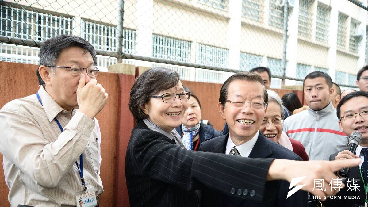 台北市長柯文哲、民進黨中常委謝長廷及鄭南榕遺孀葉菊蘭參觀自由巷特展開幕,圖為葉菊蘭看到當年和謝長廷一起抗爭的照片。(林俊耀攝) 台北市長柯文哲、民進黨中常委謝長廷及鄭南榕遺孀葉菊蘭參觀自由巷特展開幕,圖為葉菊蘭看到當年和謝長廷一起抗爭的照片。(林俊耀攝)