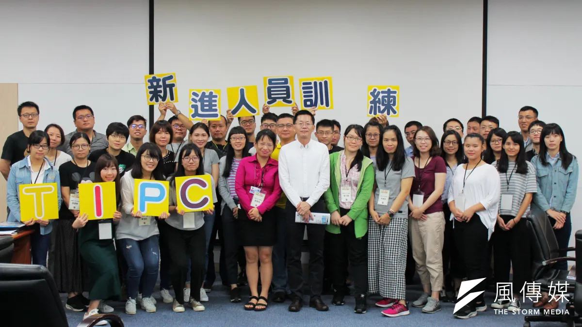 港務公司總經理郭添貴與新進人員溝通互動,說明公司發展願景。(圖/徐炳文攝)