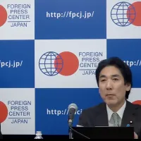 城内実大臣はFPCJでの会見において、英語と日本語を流暢に使い分けながら高市内閣の「サナエノミクス」を解説、ガソリン税廃止や戦略分野への巨額投資、防衛費増額などの「責任ある積極財政」で成長型経済への転換を図る方針を国際社会に示した。(写真/FPCJ提供) 城内実大臣はFPCJでの会見において、英語と日本語を流暢に使い分けながら高市内閣の「サナエノミクス」を解説、ガソリン税廃止や戦略分野への巨額投資、防衛費増額などの「責任ある積極財政」で成長型経済への転換を図る方針を国際社会に示した。(写真/FPCJ提供)