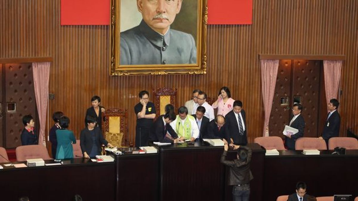 台灣民主正被媒體與選民之間的情緒共謀蠶食瓦解,理性辯論遭民粹與煽動取代,導致制度品質急遽下滑。(圖為民進黨杯葛中的立法院會/余志偉攝) 台灣民主正被媒體與選民之間的情緒共謀蠶食瓦解,理性辯論遭民粹與煽動取代,導致制度品質急遽下滑。(圖為民進黨杯葛中的立法院會/余志偉攝)
