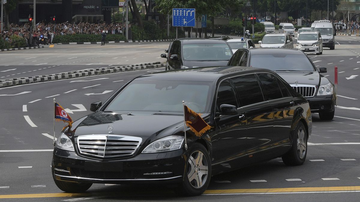 2018年6月川金會,金正恩10日抵達新加坡,乘坐一輛「賓士S600」加長型防彈專車前往下榻的瑞吉酒店(AP) 2018年6月川金會,金正恩10日抵達新加坡,乘坐一輛「賓士S600」加長型防彈專車前往下榻的瑞吉酒店(AP)