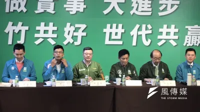 民進黨26日在新竹市召開行動中常會,現場也高喊「守護台灣、國會過半」盼讓立委候選人鄭宏輝(右三)、周江杰(左二)與鄭朝方(左一)三席都當選。(黃信維攝)
