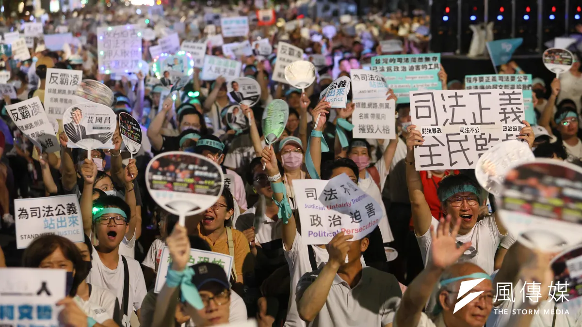 民眾黨8日於立院外濟南路舉行「公民怒吼」第一站晚會,主辦估計有萬人到場,聲援遭羈押禁見的民眾黨主席柯文哲。(顏麟宇攝)