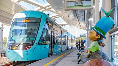 出一趟門,來回就能用掉好幾段票,長輩不只熟悉公車路線,上下車的靈活度也不是問題,對於每月優惠的使用次數也很清楚,晚輩都鼓勵她搭車四處遊玩,她自己也覺得這樣好像過得比較快樂。(資料照,新北市政府捷運工程局提供)