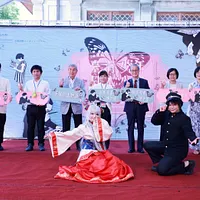 漫画家の川勝徳重、京漫博の新美琢真研究員、手塚製作社長の松谷孝征、京漫博事務局次長の野田陽子。右から:メインビジュアルデザイナーの周見信氏、キュレーターの李衣雲教授、国漫館準備室の楊婷媜代理主任、文化部の李遠部長。(写真/李基碩カメラマン提供) 漫画家の川勝徳重、京漫博の新美琢真研究員、手塚製作社長の松谷孝征、京漫博事務局次長の野田陽子。右から:メインビジュアルデザイナーの周見信氏、キュレーターの李衣雲教授、国漫館準備室の楊婷媜代理主任、文化部の李遠部長。(写真/李基碩カメラマン提供)