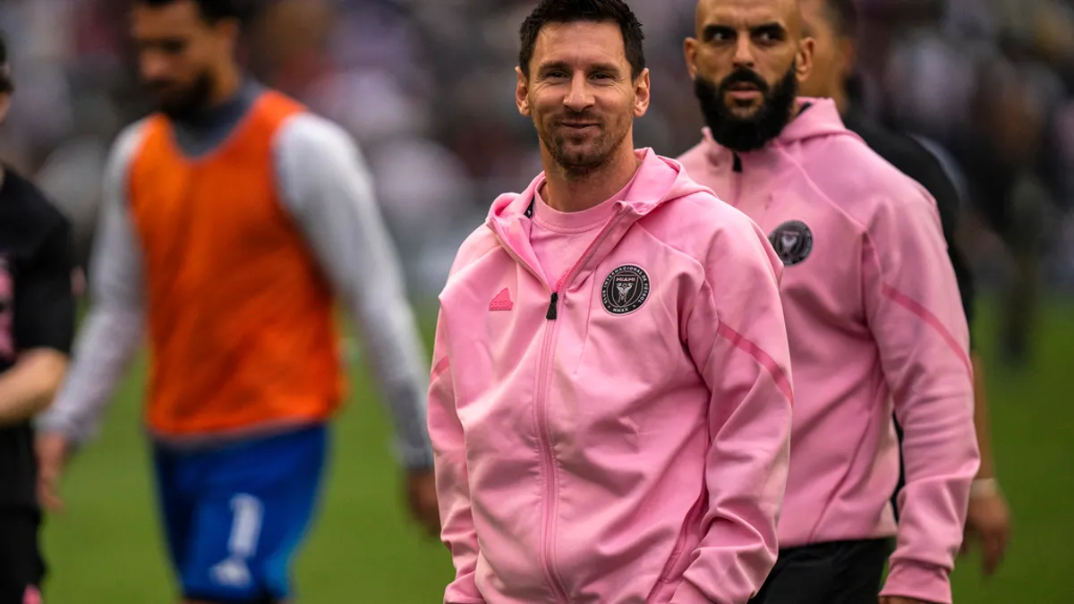 2024年2月4日,香港隊與美國邁阿密國際足球俱樂部在香港舉行友誼賽,滿場球迷對梅西未能下場比賽極為不滿。(美聯社) 2024年2月4日,香港隊與美國邁阿密國際足球俱樂部在香港舉行友誼賽,滿場球迷對梅西未能下場比賽極為不滿。(美聯社)