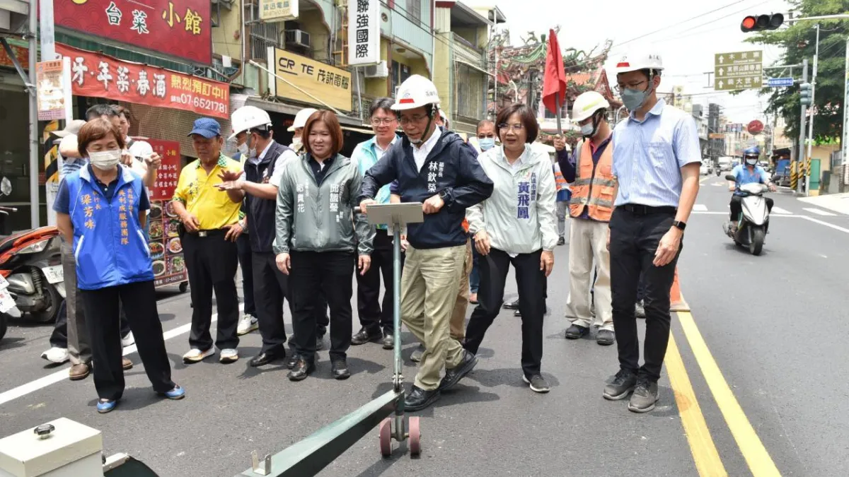 高雄市副市長林欽榮率領市府視察道路刨鋪。(圖/高雄市工務局提供)