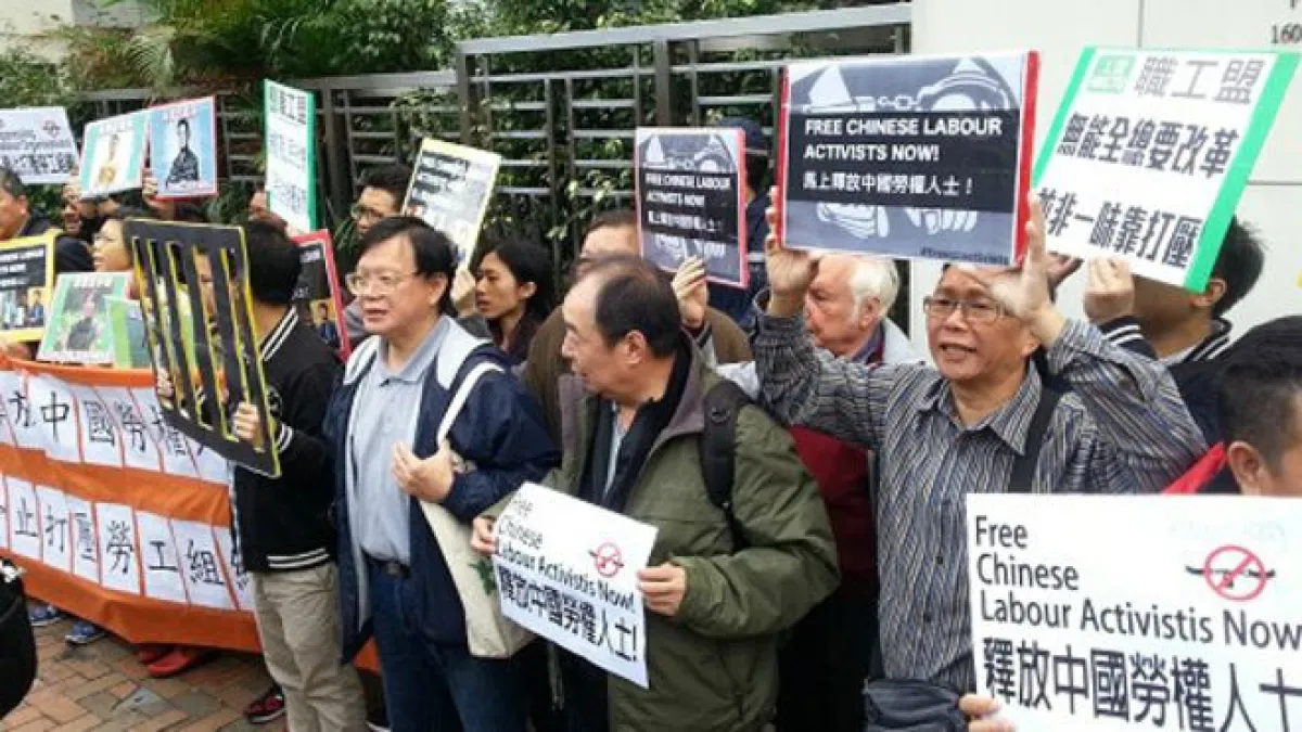 80多人在香港中聯辦門外抗議示威,要求盡快釋放被捕工運人士。(BBC中文網)