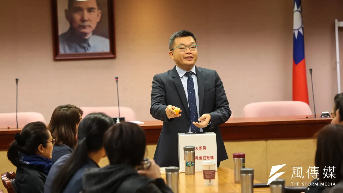 立法院副院長蔡其昌18日出席主持少數黨團委員委員會抽籤。會後表示,「如果民進黨團覺得司委會有必要增加席次,相信以總召柯建銘的議事能力,應該會跟親民黨協商」。(顏麟宇攝)