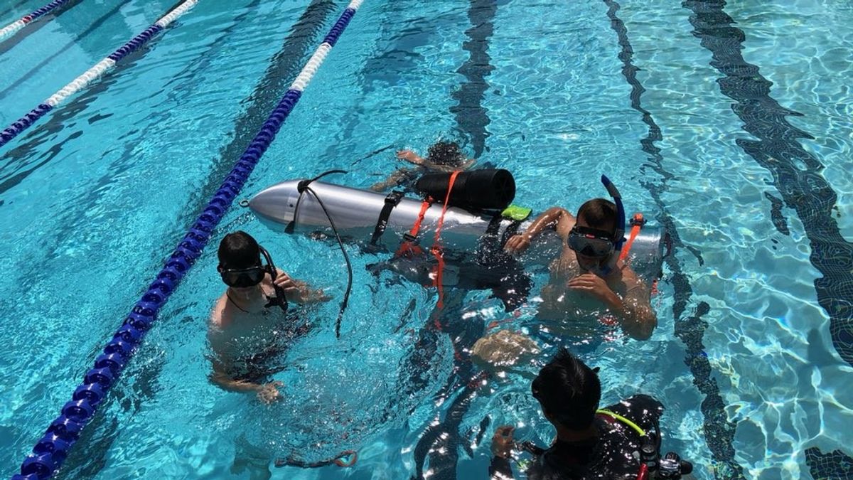 「鋼鐵人」伊隆·馬斯克(Elon Musk )最近除了非常積極趕工電動車Model 3 ,也非常關心泰國的救援進度,隨著官方成功救出第一批受困者,今天稍早他也在Twitter上公布了測試「兒童版潛水艇」的影片。(圖/Elon Musk@twitter,數位時代提供) 「鋼鐵人」伊隆·馬斯克(Elon Musk )最近除了非常積極趕工電動車Model 3 ,也非常關心泰國的救援進度,隨著官方成功救出第一批受困者,今天稍早他也在Twitter上公布了測試「兒童版潛水艇」的影片。(圖/Elon Musk@twitter,數位時代提供)