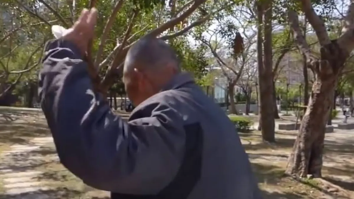 被洪素珠辱罵的老榮民,轉身離去。(取自Youtube影片)