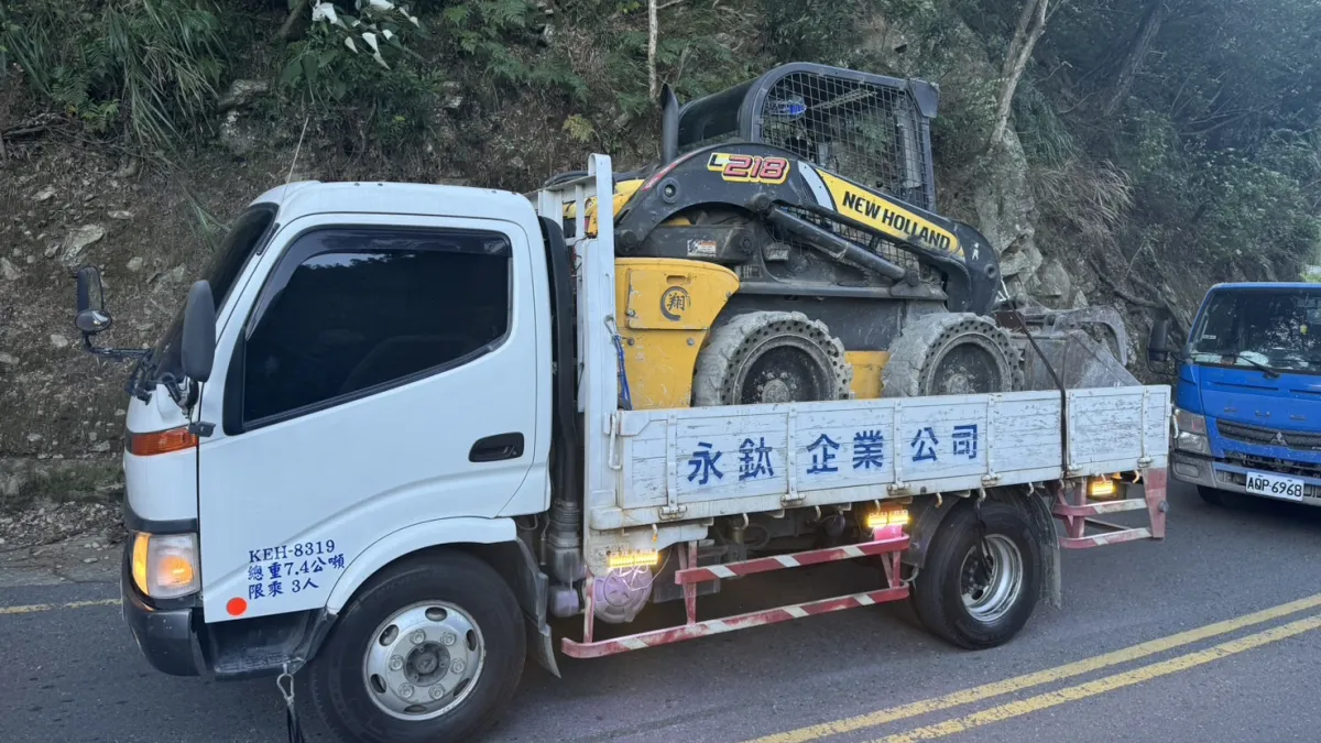 救災團隊包含抓斗車、鏟裝車等機具協助加速復建。(圖/台中市政府)