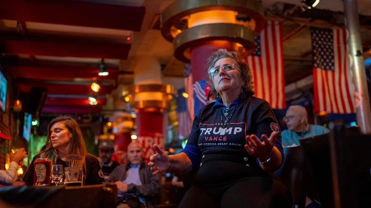 2024年11月6日,耶路撒冷的川普支持者正在觀看美國大選開票。(美聯社)