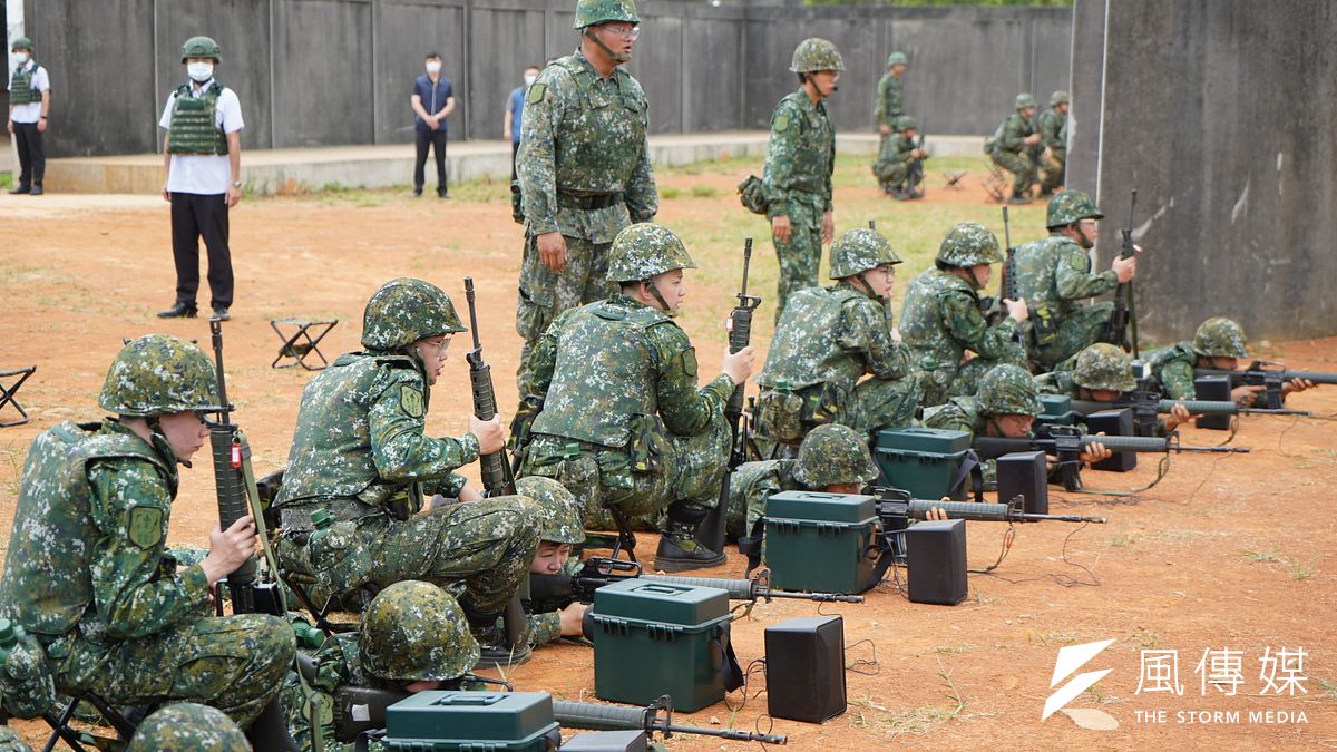 國防部首批女性教召8日到12日登場,打靶練習。(資料照,張曜麟攝) 國防部首批女性教召8日到12日登場,打靶練習。(資料照,張曜麟攝)