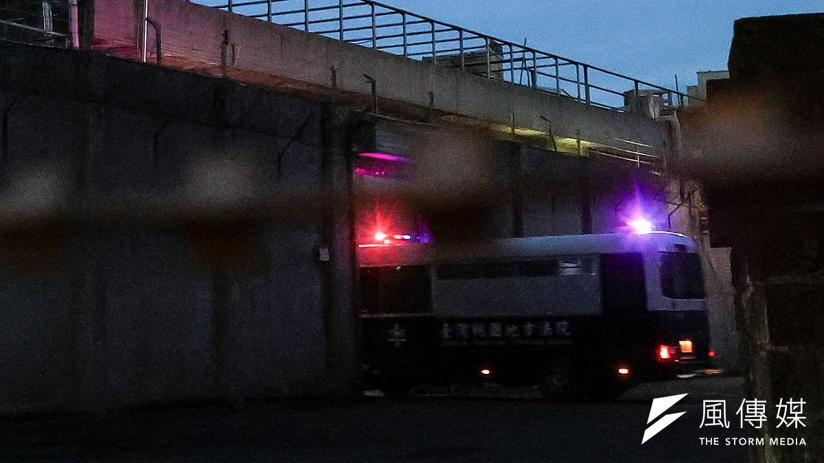 桃園市前市長鄭文燦涉入貪污罪11日被裁定收押禁見,晚間7時許被警備車解送至位處桃園監獄的桃園看守所。(顏麟宇攝) 桃園市前市長鄭文燦涉入貪污罪11日被裁定收押禁見,晚間7時許被警備車解送至位處桃園監獄的桃園看守所。(顏麟宇攝)