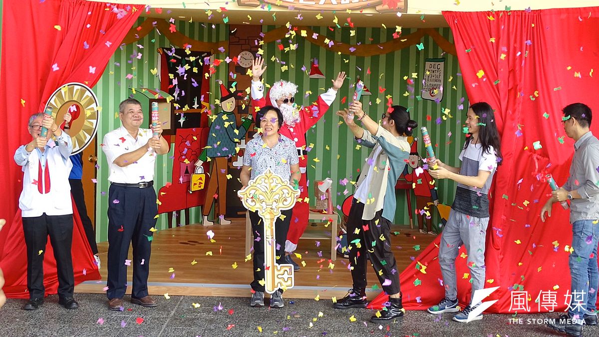 為協助家扶孩子實現聖誕節願望,錠嵂藍鵲、新東陽投入「聽見孩子聖誕心願」,在高速公路清水服務區設立第一座聖誕老人的家藝術裝置。(圖/王秀禾攝) 為協助家扶孩子實現聖誕節願望,錠嵂藍鵲、新東陽投入「聽見孩子聖誕心願」,在高速公路清水服務區設立第一座聖誕老人的家藝術裝置。(圖/王秀禾攝)