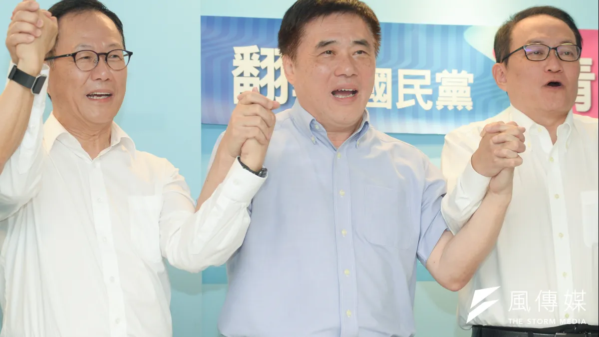 20180823-國民黨台北市長參選人丁守中拜會前台北市副市長邱文祥,最後丁守中(左)、副主席郝龍斌(中)與前台北市副市長邱文祥一起牽手喊口號。(甘岱民攝)