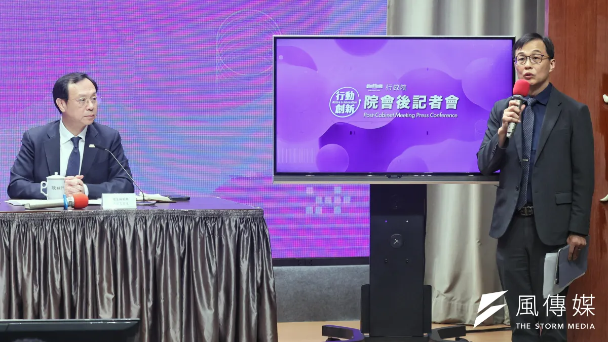 衛福部長石崇良(左)、 食藥署長姜至剛(右)出席行政院會後記者會,說明致癌油流向。(柯承惠攝)