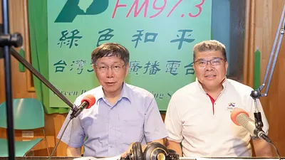 台北市長柯文哲(左)接受綠色和平電台節目專訪。(北市府提供)