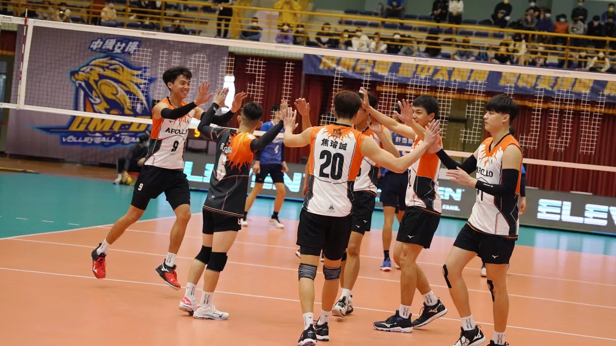 台中太陽神排球隊12日直落三擊敗桃園台產隼鷹收下首勝,13日以3:1勝雲林美津濃,喜收二連勝,兩戰共吸引高達四萬線上人次關注。(圖/台中市政府)