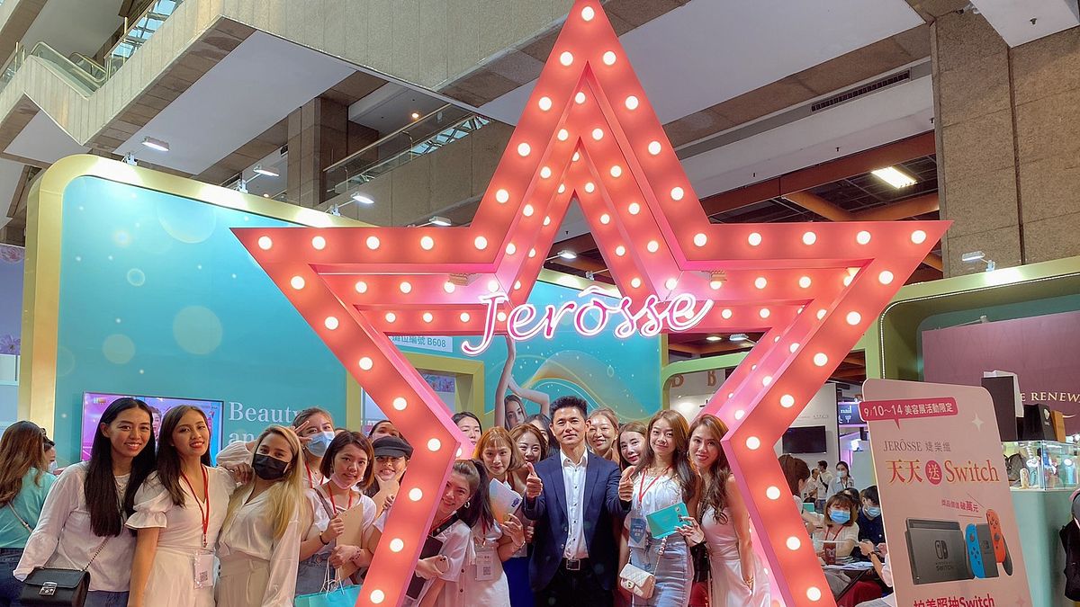 台北秋季國際美容化妝品展,廠商在現場釋出天天抽好康活動,只要拍照上傳臉書或IG打卡完成任務,每天就能抽價值上萬的Switch遊戲機。(圖/婕樂纖提供) 台北秋季國際美容化妝品展,廠商在現場釋出天天抽好康活動,只要拍照上傳臉書或IG打卡完成任務,每天就能抽價值上萬的Switch遊戲機。(圖/婕樂纖提供)