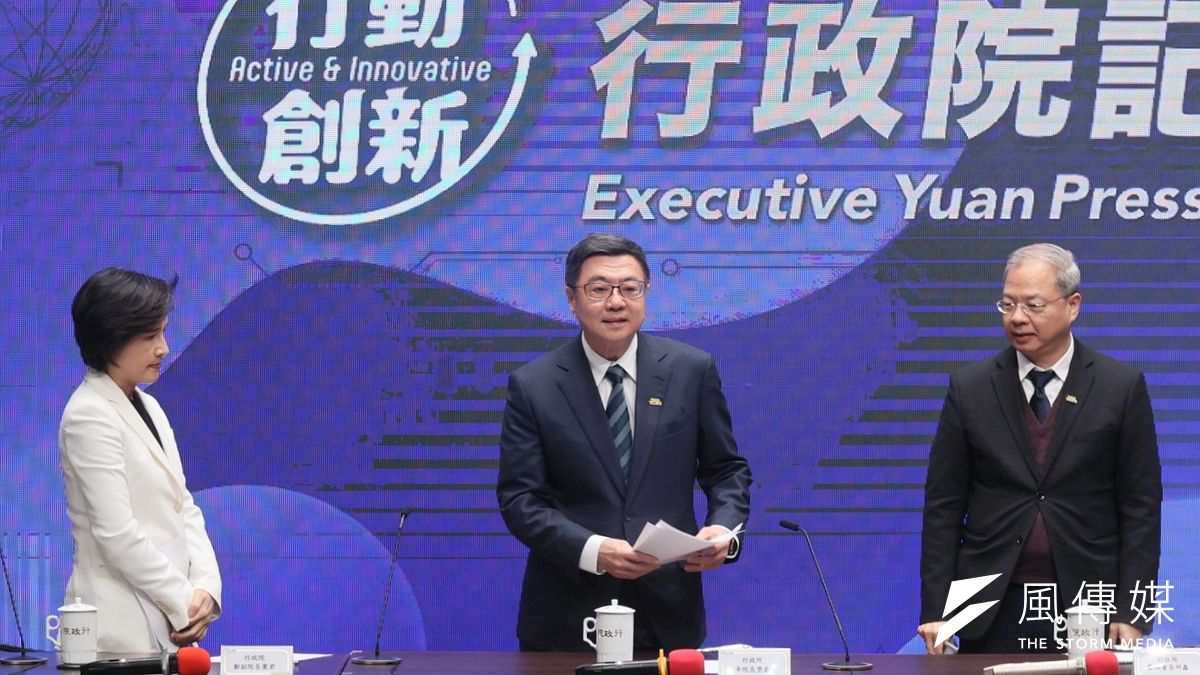 行政院9日舉行記者會,說明「憲法訴訟法」修正之覆議案,行政院長卓榮泰(中)出席。(柯承惠攝) 行政院9日舉行記者會,說明「憲法訴訟法」修正之覆議案,行政院長卓榮泰(中)出席。(柯承惠攝)