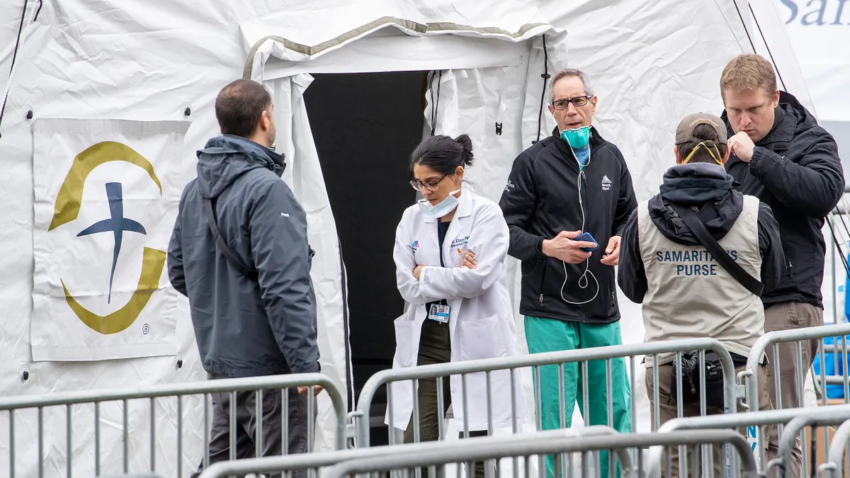 美國新冠疫情嚴重,是全球確診及死亡人數最多的國家。圖為慈善機「善普施國際救援組織」在紐約中央公園搭建野戰醫院。(美聯社)