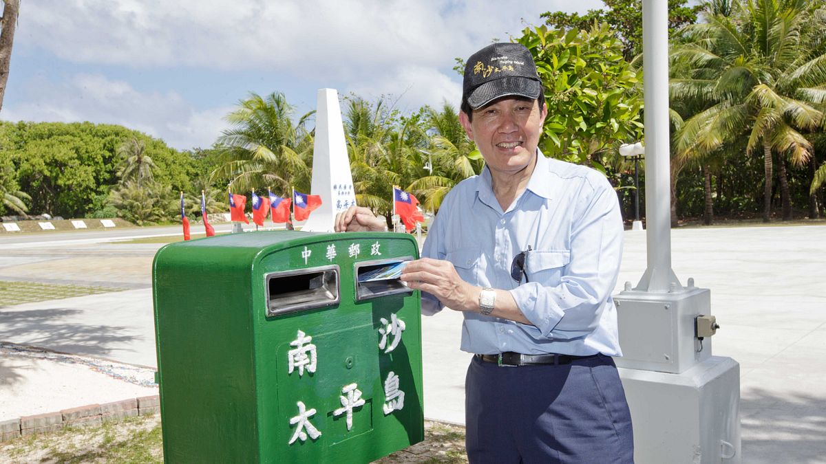 總統馬英九於太平島投遞明信片。(軍聞社) 總統馬英九於太平島投遞明信片。(軍聞社)