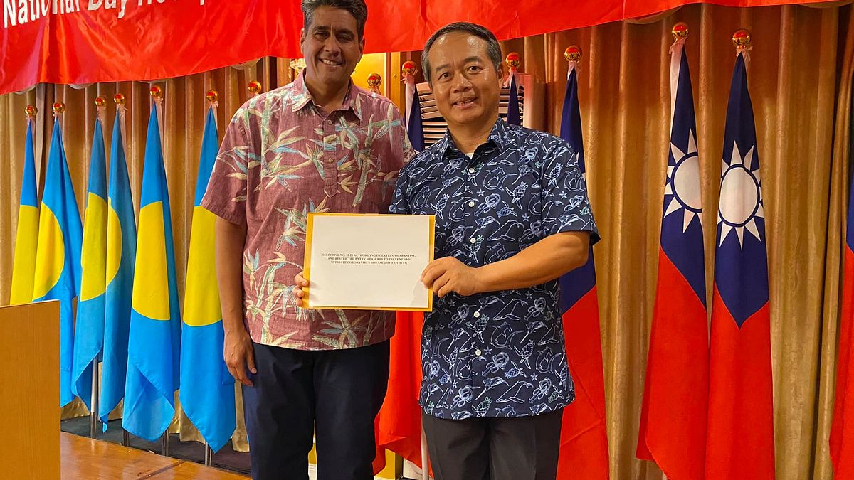 中華民國駐帛琉大使周民淦7日參加帛琉國慶酒會擔任主持人,席間總統惠恕仁宣布施打過高端疫苗的台灣旅客可入境帛琉。(取自中華民國駐帛琉大使館臉書) 中華民國駐帛琉大使周民淦7日參加帛琉國慶酒會擔任主持人,席間總統惠恕仁宣布施打過高端疫苗的台灣旅客可入境帛琉。(取自中華民國駐帛琉大使館臉書)