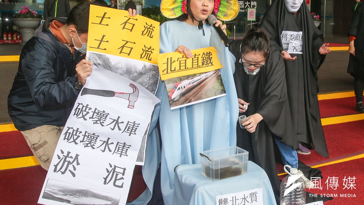 作者質疑,「方案一」雖路線短、行車時間效益高,但其穿越翡翠水庫集水區,必然影響雙北五佰萬人的飲用水,難道「宜蘭要直鐵,雙北就不能喝好水嗎」?(資料照,陳明仁攝) 作者質疑,「方案一」雖路線短、行車時間效益高,但其穿越翡翠水庫集水區,必然影響雙北五佰萬人的飲用水,難道「宜蘭要直鐵,雙北就不能喝好水嗎」?(資料照,陳明仁攝)