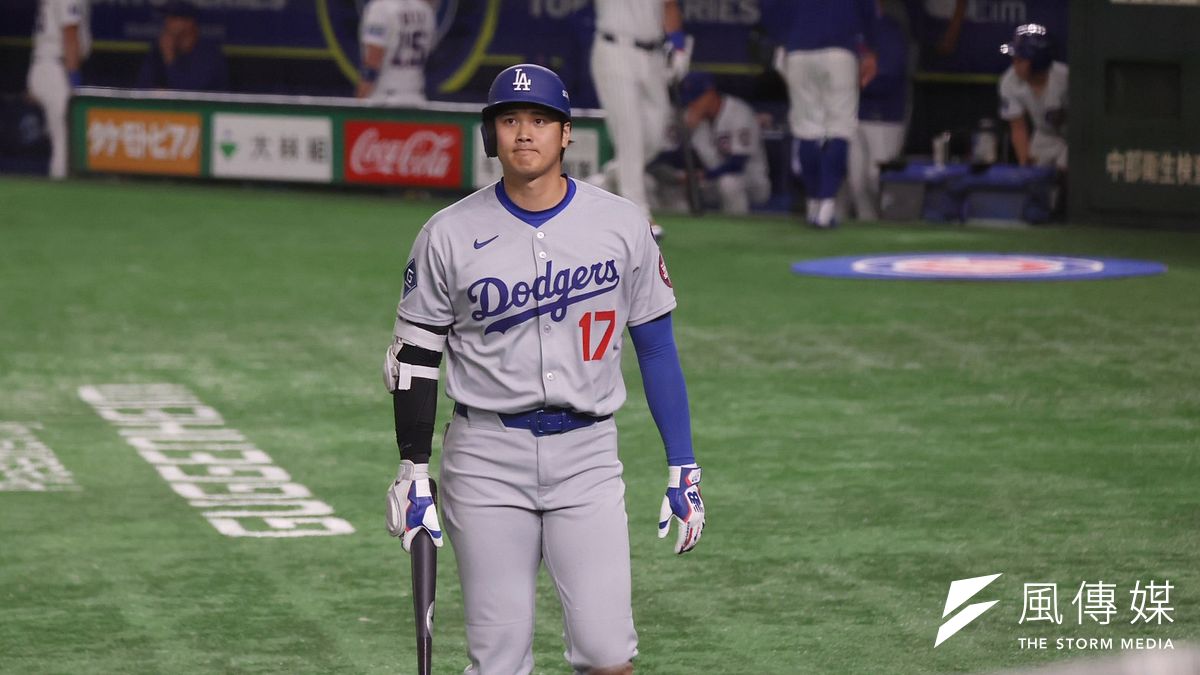 大谷翔平は本日(18日)メジャーリーグ東京開幕戦でヒットを放った後、球場全体から大歓声が上がった。(陳志豪撮影) 大谷翔平は本日(18日)メジャーリーグ東京開幕戦でヒットを放った後、球場全体から大歓声が上がった。(陳志豪撮影)