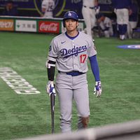 大谷翔平は本日(18日)メジャーリーグ東京開幕戦でヒットを放った後、球場全体から大歓声が上がった。(陳志豪撮影) 大谷翔平は本日(18日)メジャーリーグ東京開幕戦でヒットを放った後、球場全体から大歓声が上がった。(陳志豪撮影)