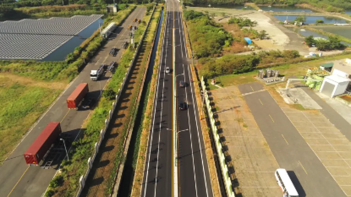 墊高永安路高度約40~60公分,工程範圍起自永安消防分隊迄至永安橋,長約600公尺,完工照。(圖/高雄市水利局提供)