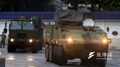 國軍陳展裝備撤收離場,雲豹8輪甲車挪動車身,左後方為天弓一型飛彈發射車。(蘇仲泓攝)