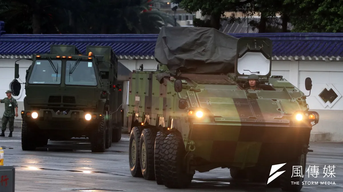 國軍陳展裝備撤收離場,雲豹8輪甲車挪動車身,左後方為天弓一型飛彈發射車。(蘇仲泓攝)