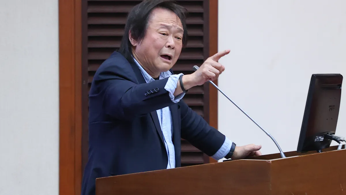 王世堅的質詢影片被中國網友改編成歌曲〈沒出息〉,引發熱潮。(資料照,顏麟宇攝) 王世堅的質詢影片被中國網友改編成歌曲〈沒出息〉,引發熱潮。(資料照,顏麟宇攝)