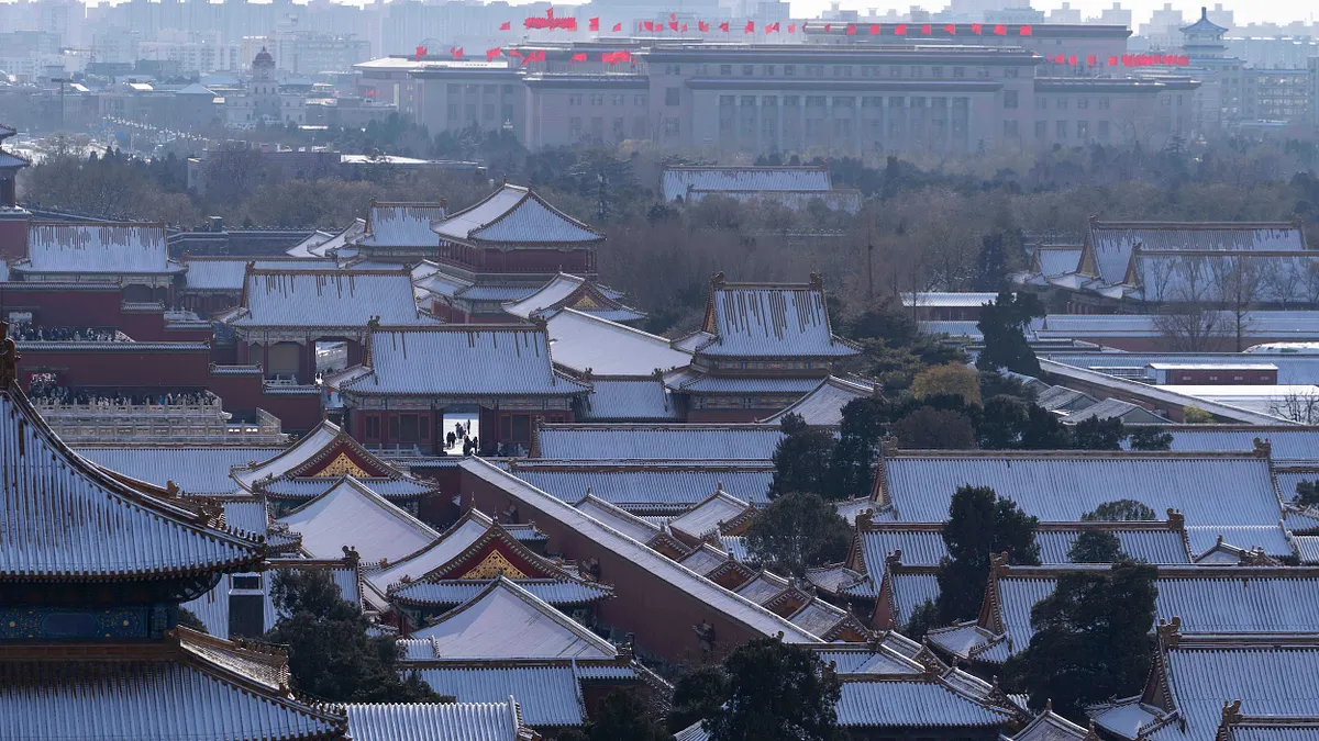 2025年12月13日、北京に今冬初の雪が降ったが、観光客は故宮を訪れる。(写真/AP通信提供)