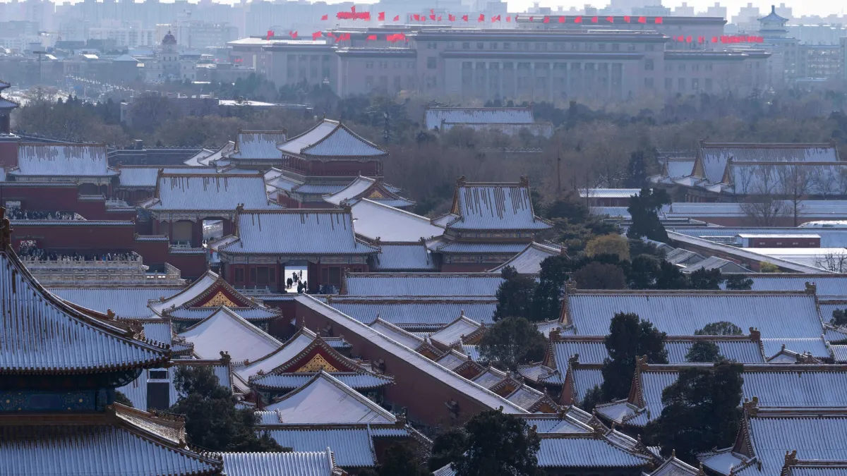 2025年12月13日,北京迎來今冬第一場雪,但遊客依舊湧入故宮參訪。(美聯社)