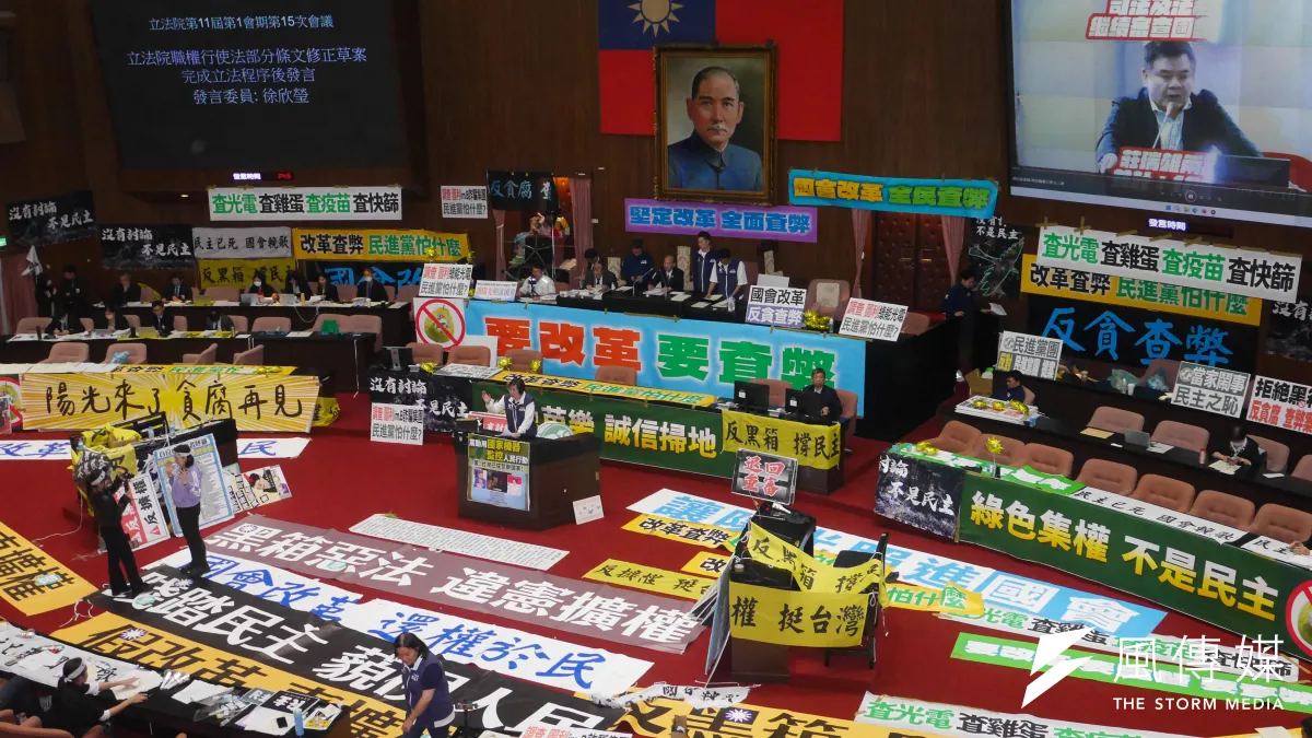 立法院進行職權行使法修正三讀,場內佈滿標語。(蔡親傑攝)