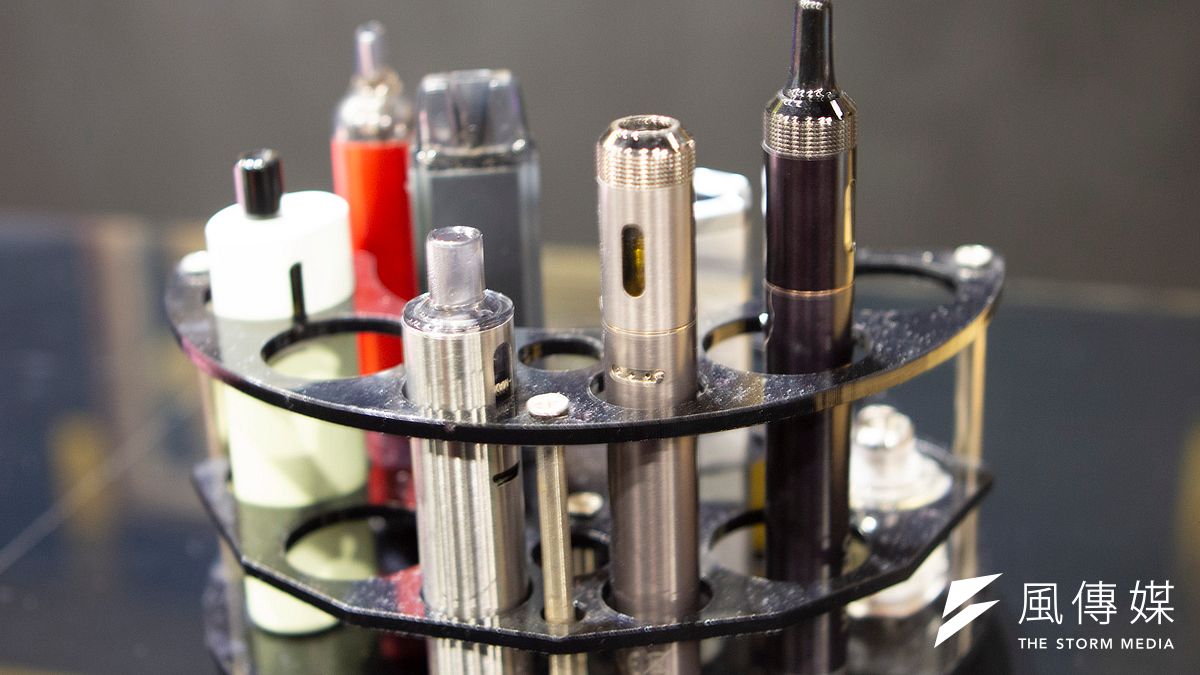 行政院提出最新版本《菸害防制法》修法草案,條文中明文納管加熱菸、全面禁止電子煙。(圖/葉滕騏攝) 行政院提出最新版本《菸害防制法》修法草案,條文中明文納管加熱菸、全面禁止電子煙。(圖/葉滕騏攝)