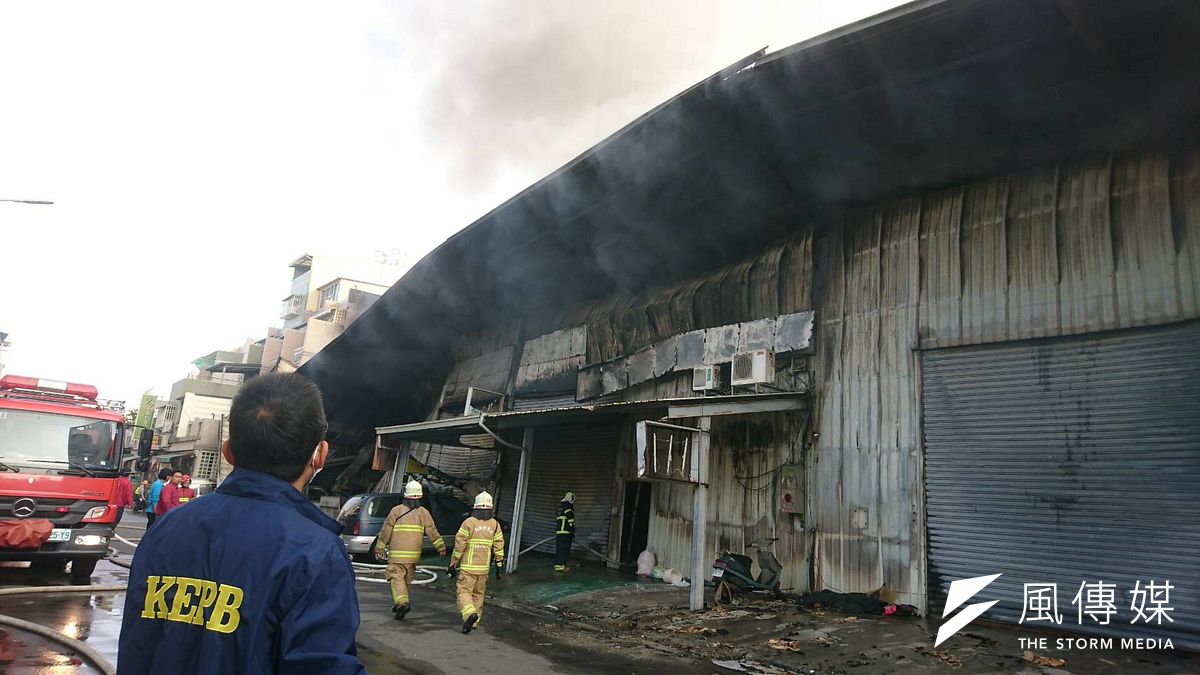 環保局人員於現場監控中。(圖/徐炳文攝) 環保局人員於現場監控中。(圖/徐炳文攝)