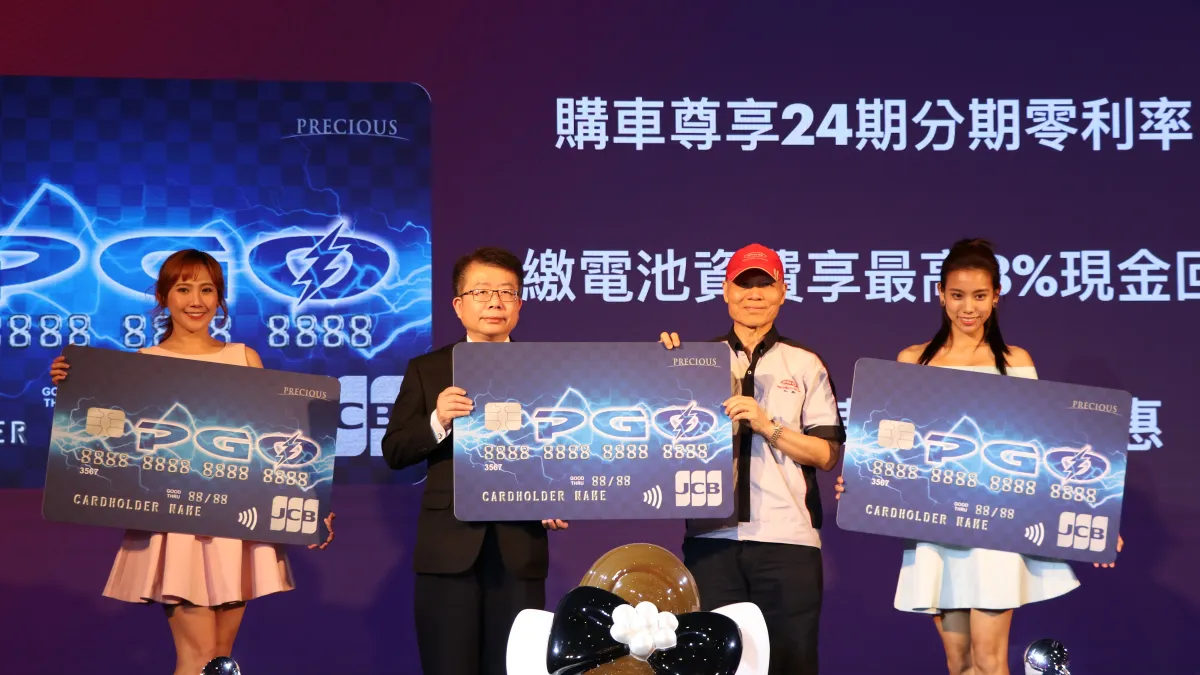 華南銀行個人金融事業群副總經理李宗賢(左二)與摩特動力工業王公爕執行長(左三)共推「PGO聯名卡」。(圖/華南銀行提供)