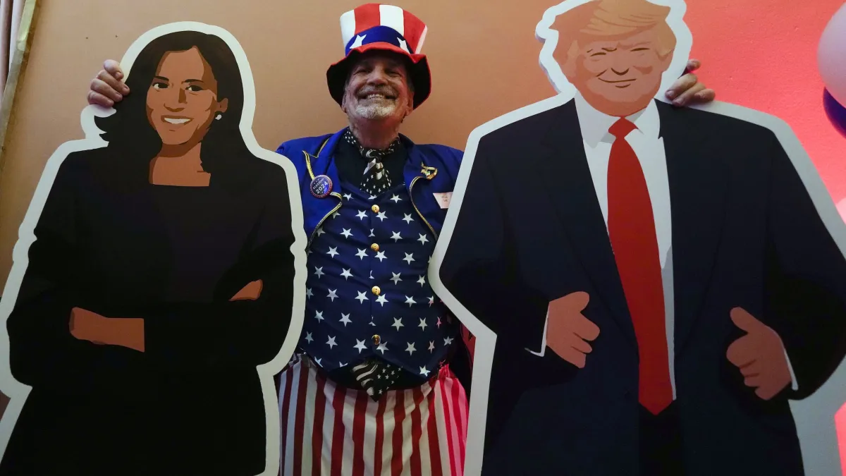 2024年11月5日,義大利米蘭的美國總領事館舉辦選舉之夜,現場服務人員與川普賀錦麗的立像合照。(美聯社)