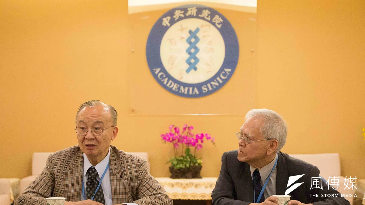 院士吳成文(右)與錢煦(左),6日主動召開記者會,坦言這次中研院院長選舉過程有爭議,遴選制度有檢討的必要。(李振均)