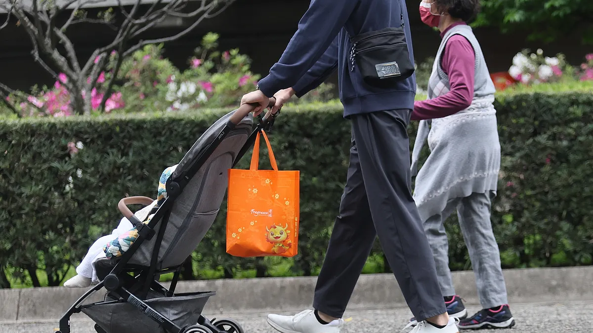 健保補充保費新制引發民意反彈,行政院6日緊急喊卡。示意圖。(資料照,柯承惠攝) 健保補充保費新制引發民意反彈,行政院6日緊急喊卡。示意圖。(資料照,柯承惠攝)