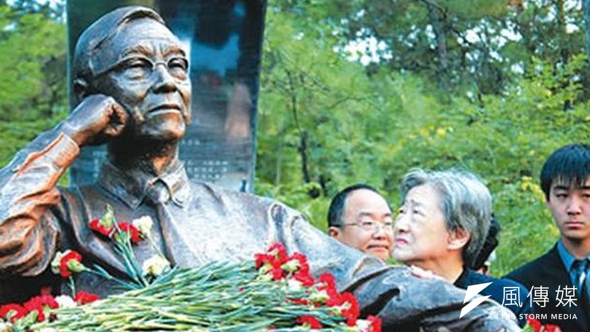 中國經濟學家董輔礽銅像。(網路) 中國經濟學家董輔礽銅像。(網路)