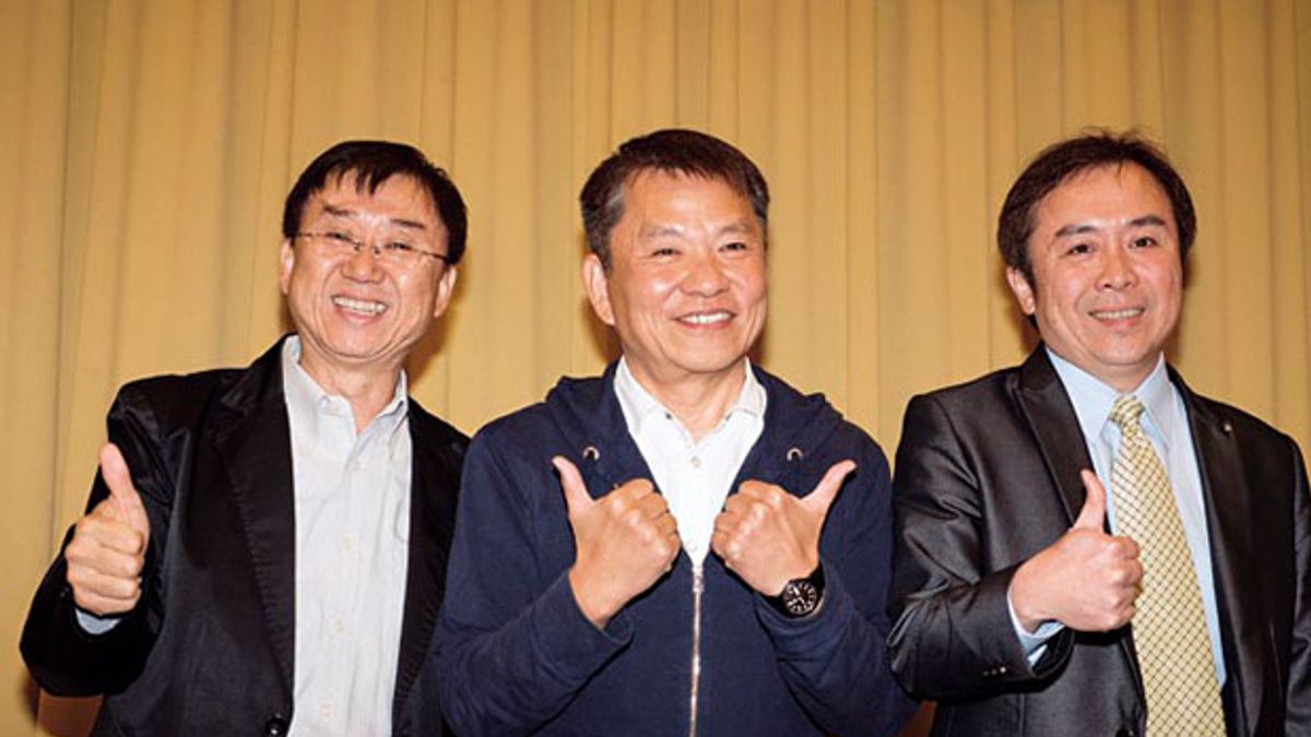 王品能否再起,考驗集團董事長戴勝益(中),與副董王國雄(左)、大陸事業群董事主席陳正輝(右),金三角創業團隊的轉型策略能否奏效。 (張家毓攝) 王品能否再起,考驗集團董事長戴勝益(中),與副董王國雄(左)、大陸事業群董事主席陳正輝(右),金三角創業團隊的轉型策略能否奏效。 (張家毓攝)