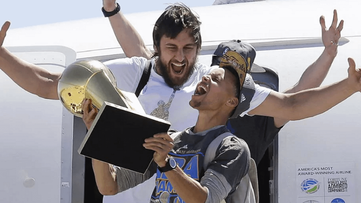 伯加特(鬍子)被湖人釋出後,沒打算接受10天約重回NBA場上,目前留在澳洲陪老婆,也勤練身體企圖新球季再戰。(美聯社) 伯加特(鬍子)被湖人釋出後,沒打算接受10天約重回NBA場上,目前留在澳洲陪老婆,也勤練身體企圖新球季再戰。(美聯社)